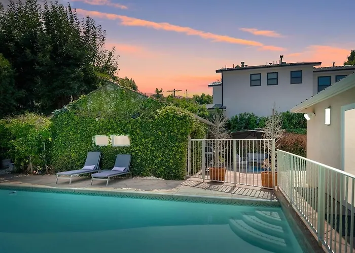 Walk To Ventura Boulevard Pool & Hottub With Pingpong & Bbq