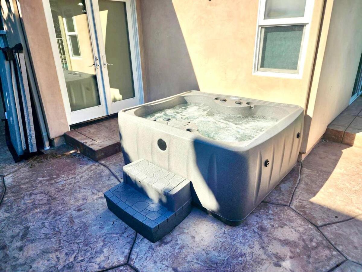 Holiday home Walk To Ventura Boulevard Pool & Hottub With Pingpong & Bbq