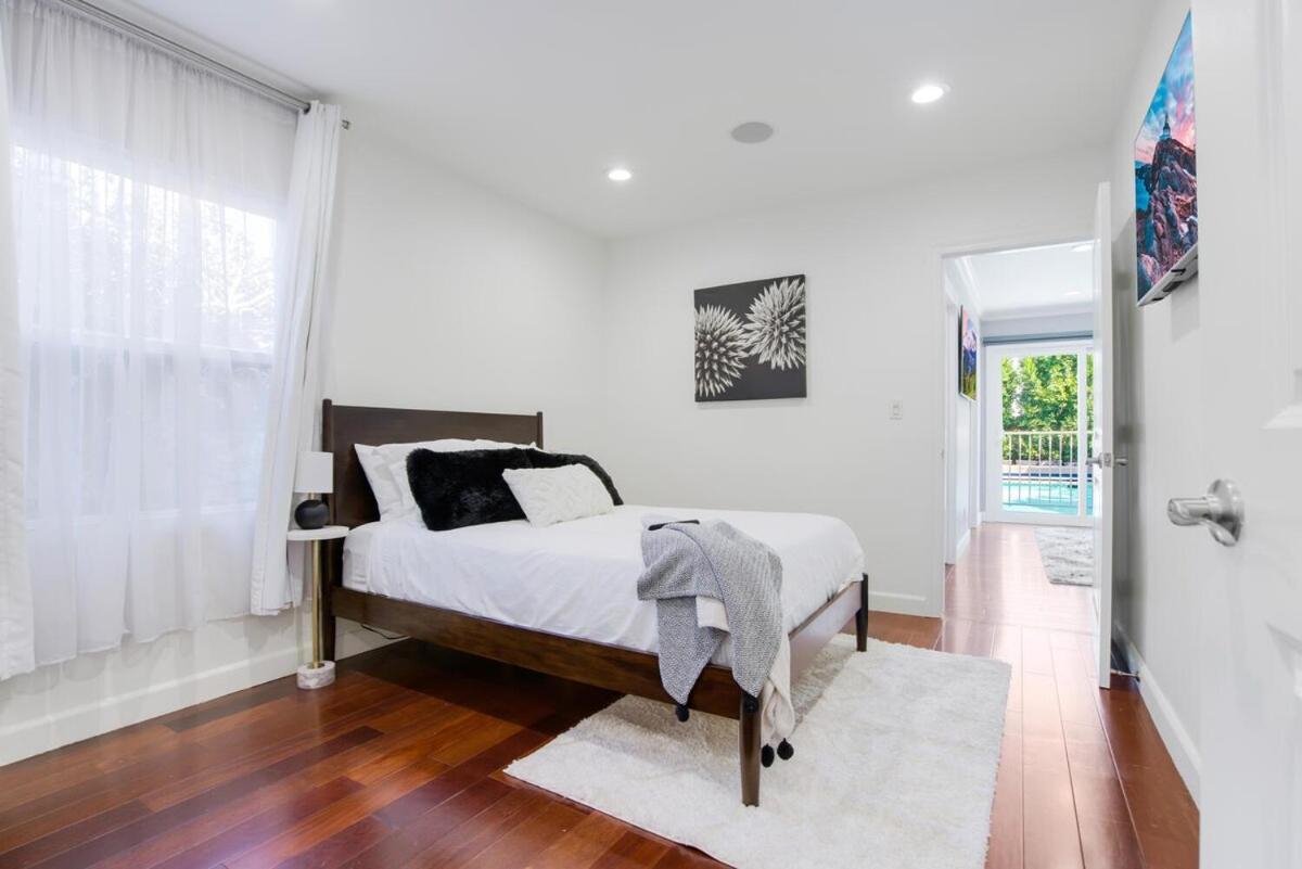 Walk To Ventura Boulevard Pool & Hottub With Pingpong & Bbq Los Angeles