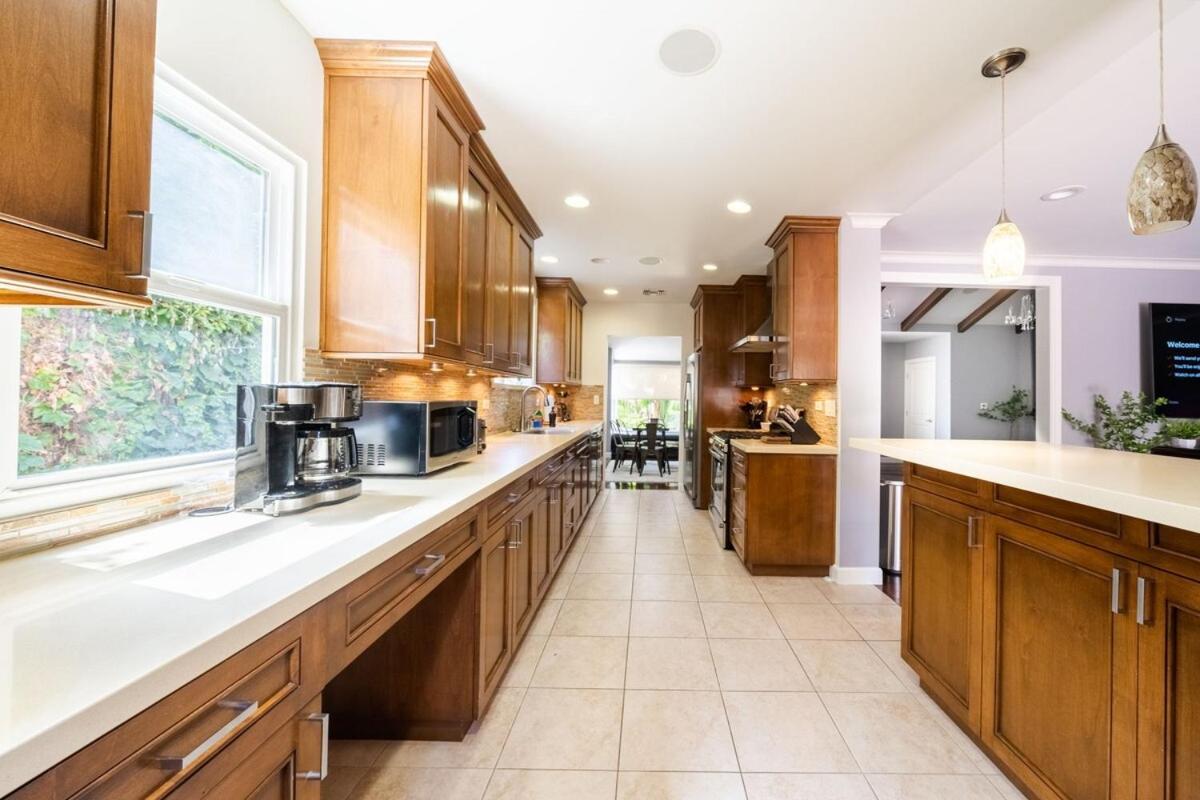 Walk To Ventura Boulevard Pool & Hottub With Pingpong & Bbq Holiday home Los Angeles