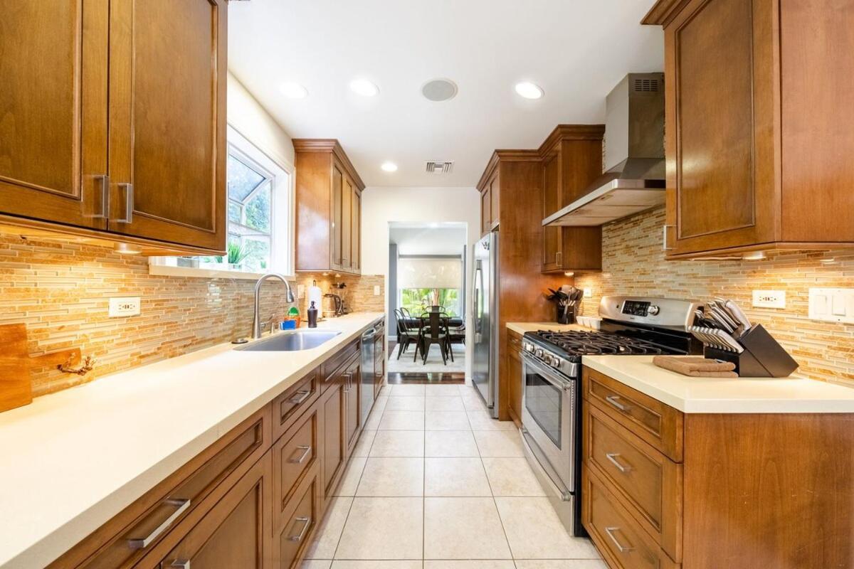 Walk To Ventura Boulevard Pool & Hottub With Pingpong & Bbq Los Angeles