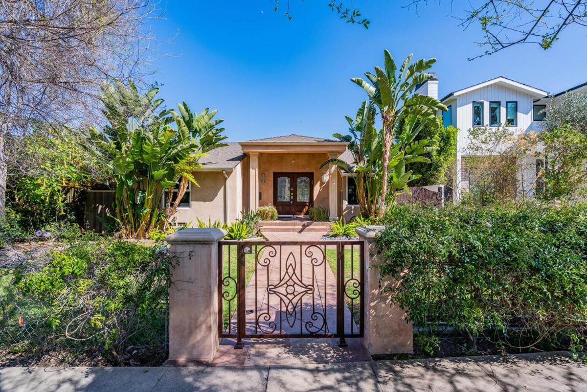 Walk To Ventura Boulevard Pool & Hottub With Pingpong & Bbq Holiday home *