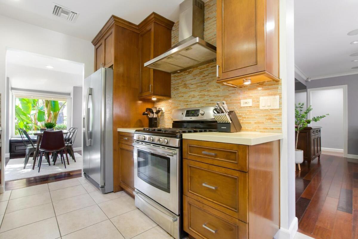 Walk To Ventura Boulevard Pool & Hottub With Pingpong & Bbq Holiday home