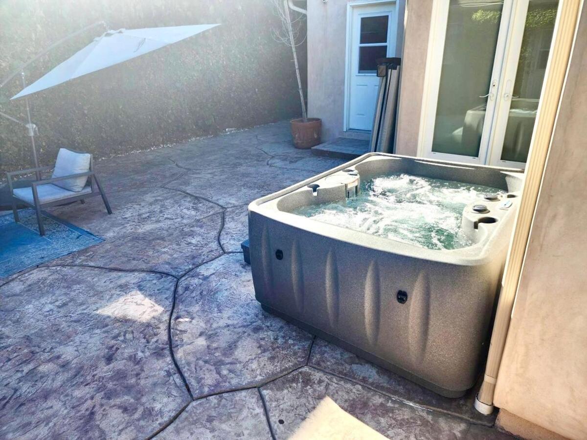 Walk To Ventura Boulevard Pool & Hottub With Pingpong & Bbq Los Angeles