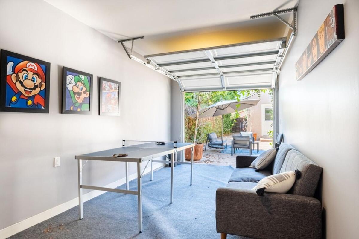 Holiday home Walk To Ventura Boulevard Pool & Hottub With Pingpong & Bbq Los Angeles