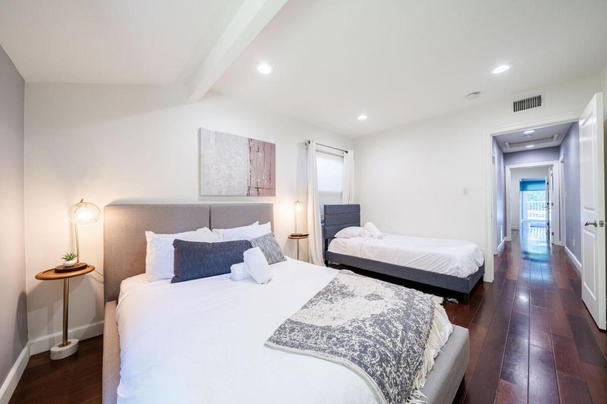 Holiday home Walk To Ventura Boulevard Pool & Hottub With Pingpong & Bbq Los Angeles