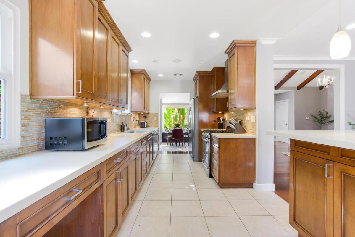 Walk To Ventura Boulevard Pool & Hottub With Pingpong & Bbq * Los Angeles