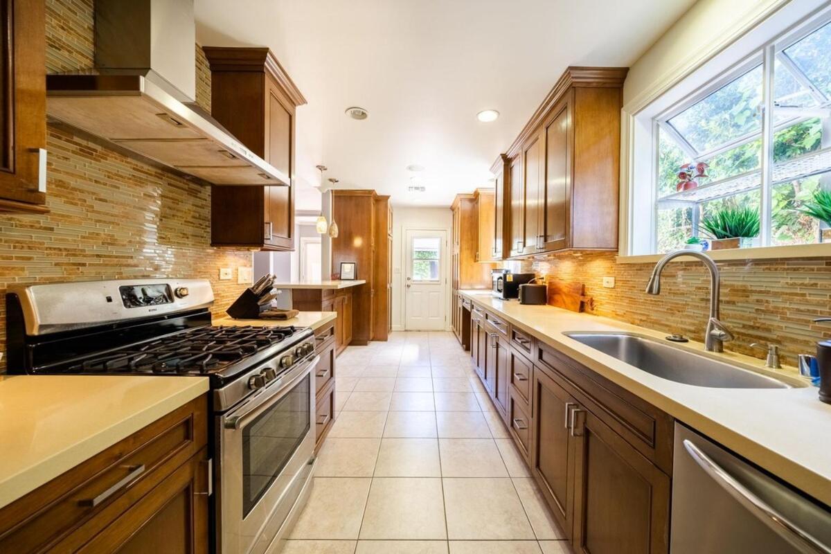 Walk To Ventura Boulevard Pool & Hottub With Pingpong & Bbq Holiday home *