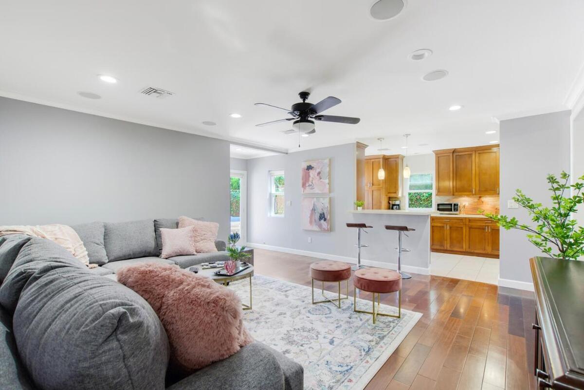 Walk To Ventura Boulevard Pool & Hottub With Pingpong & Bbq Holiday home