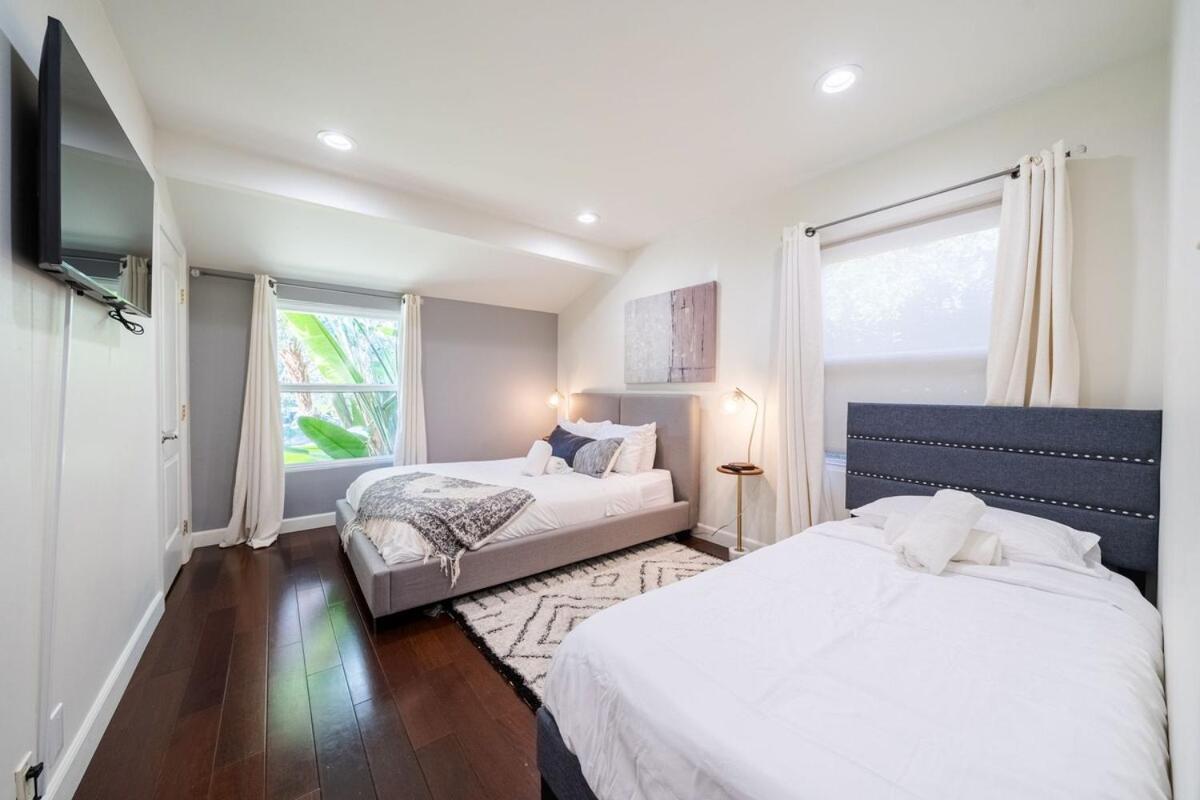 Holiday home Walk To Ventura Boulevard Pool & Hottub With Pingpong & Bbq Los Angeles