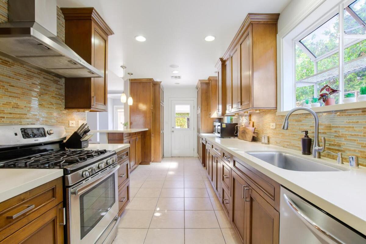 Walk To Ventura Boulevard Pool & Hottub With Pingpong & Bbq Los Angeles