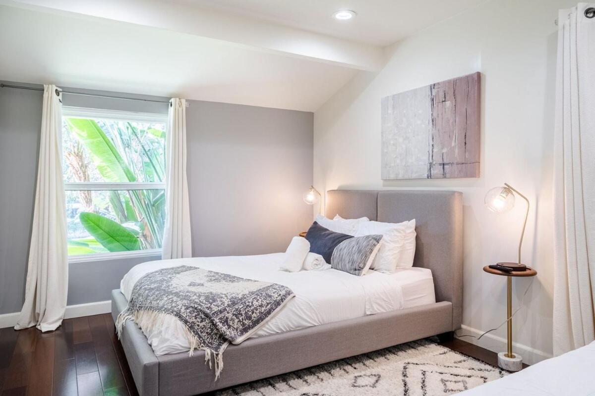Holiday home Walk To Ventura Boulevard Pool & Hottub With Pingpong & Bbq Los Angeles