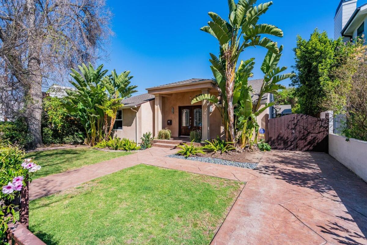 Holiday home Walk To Ventura Boulevard Pool & Hottub With Pingpong & Bbq Los Angeles