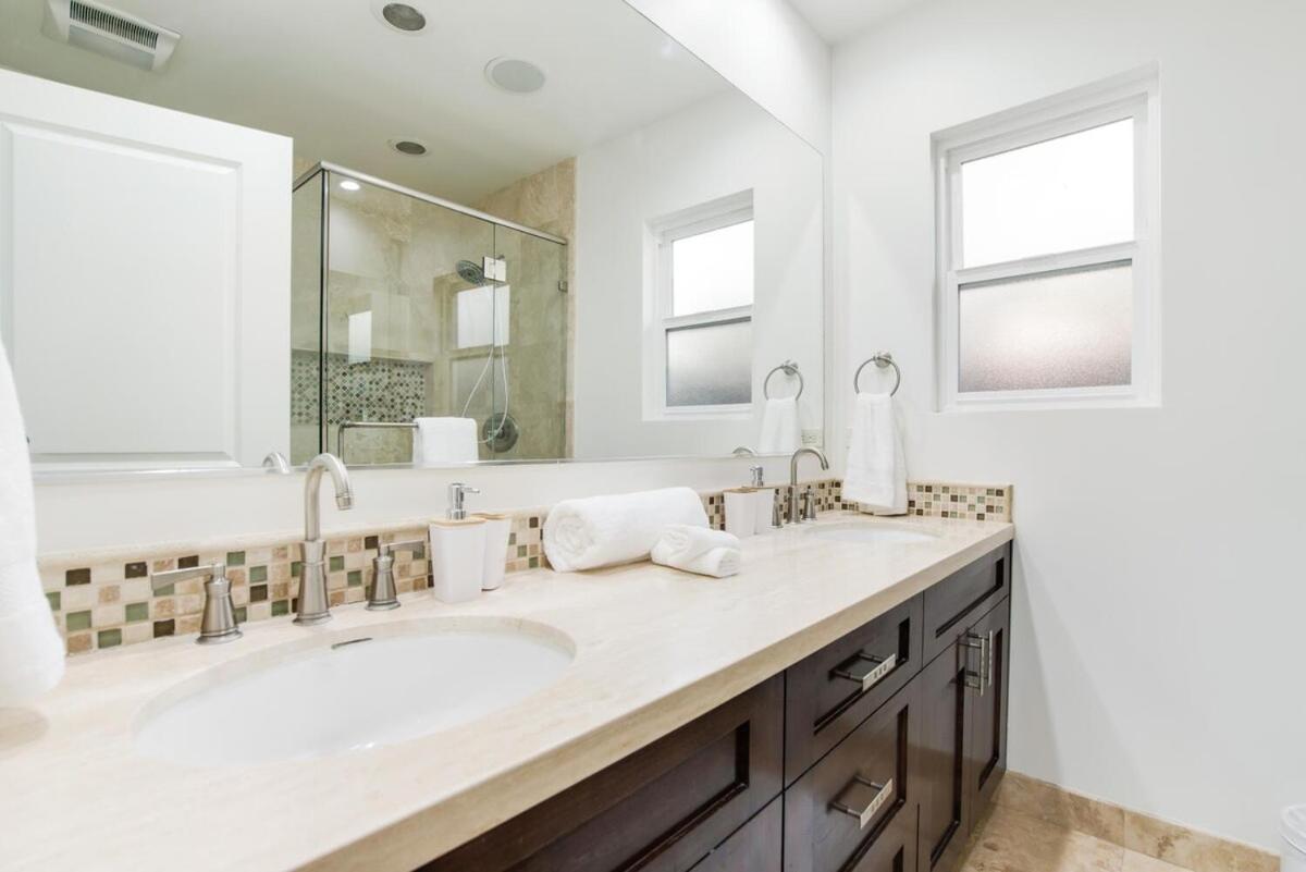 Holiday home Walk To Ventura Boulevard Pool & Hottub With Pingpong & Bbq Los Angeles