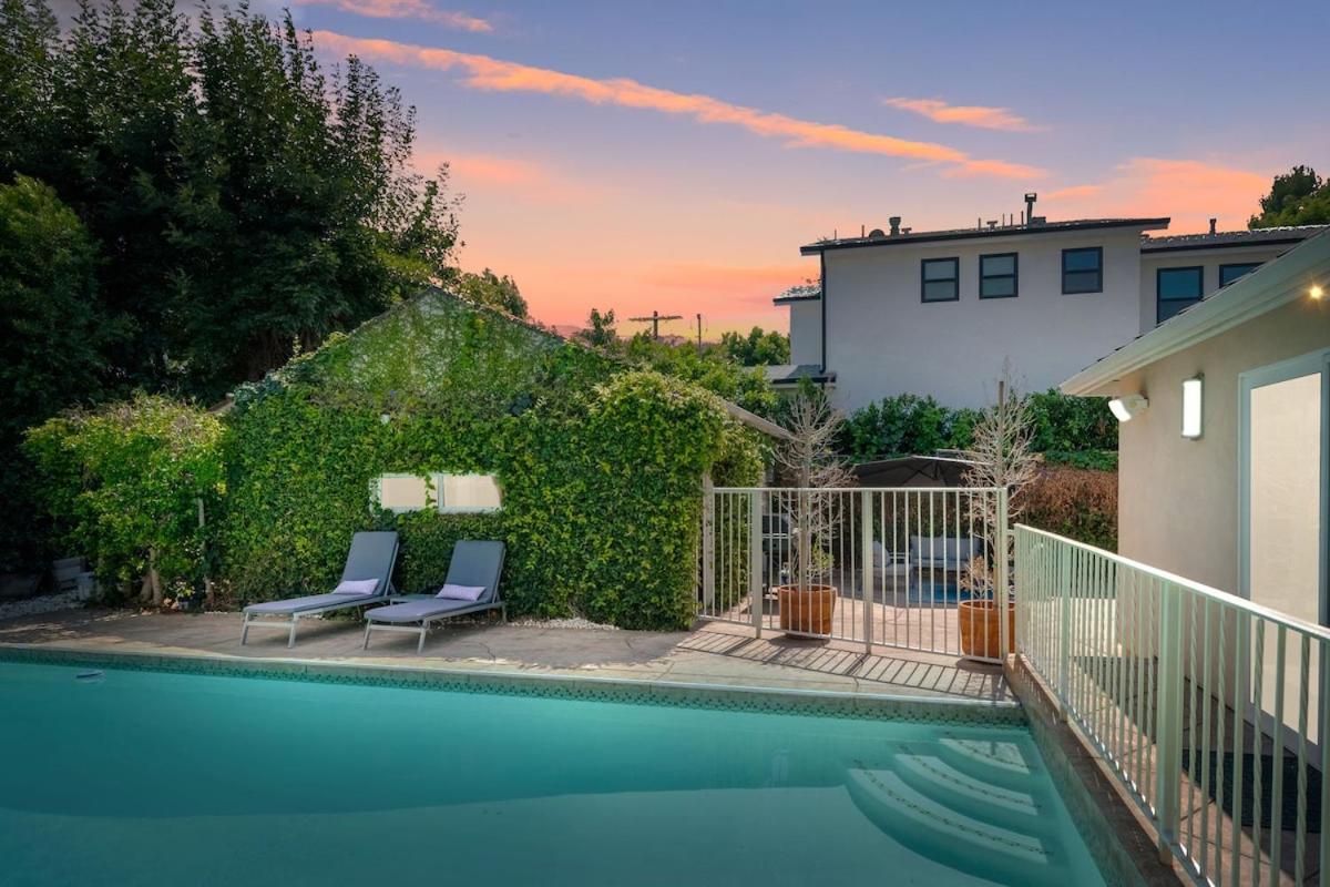 Walk To Ventura Boulevard Pool & Hottub With Pingpong & Bbq *